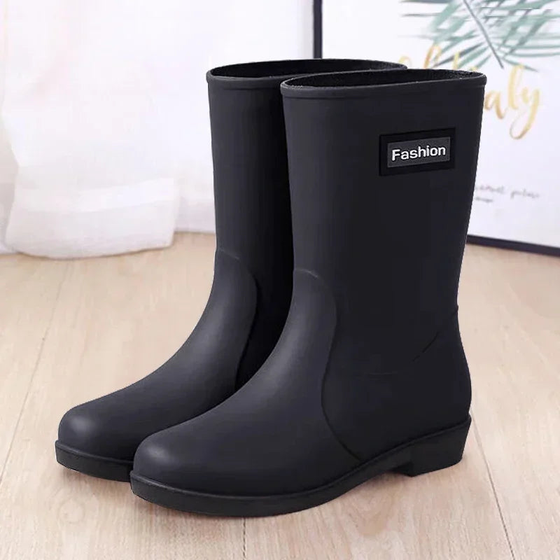 Botas de chuva femininas, fashion para qualquer época do ano, impermeável e antiderrapante de borracha e por dentro é forrada.