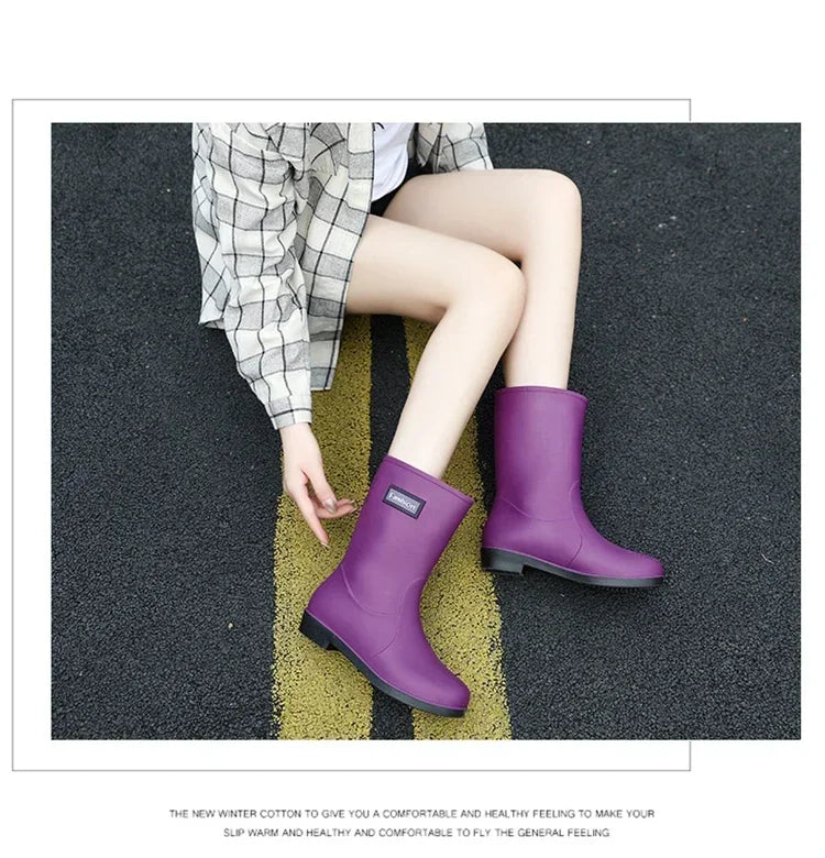 Botas de chuva femininas, fashion para qualquer época do ano, impermeável e antiderrapante de borracha e por dentro é forrada.