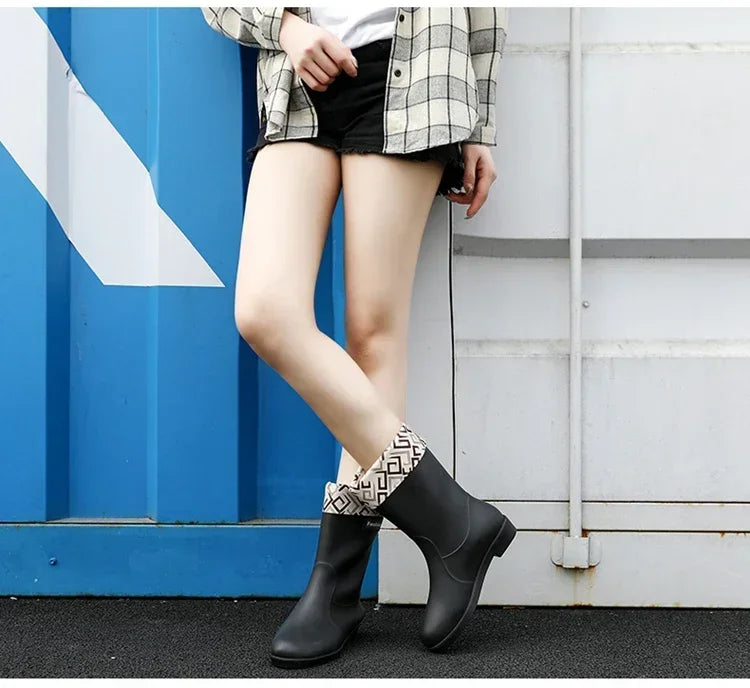 Botas de chuva femininas, fashion para qualquer época do ano, impermeável e antiderrapante de borracha e por dentro é forrada.