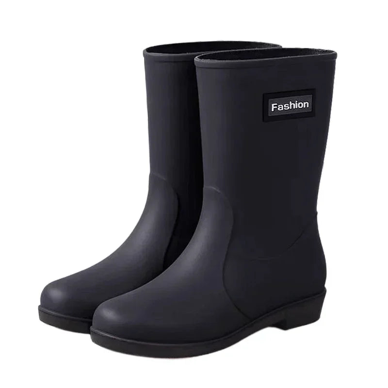 Botas de chuva femininas, fashion para qualquer época do ano, impermeável e antiderrapante de borracha e por dentro é forrada.