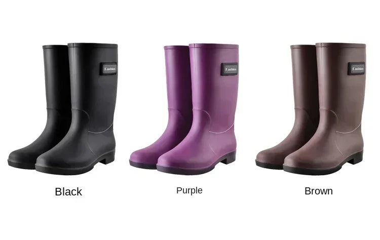 Botas de chuva femininas, fashion para qualquer época do ano, impermeável e antiderrapante de borracha e por dentro é forrada.