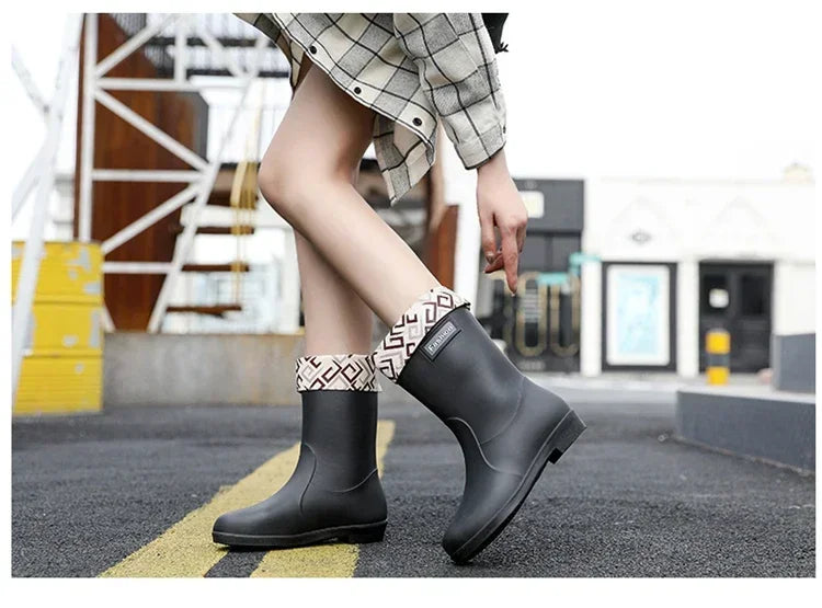 Botas de chuva femininas, fashion para qualquer época do ano, impermeável e antiderrapante de borracha e por dentro é forrada.