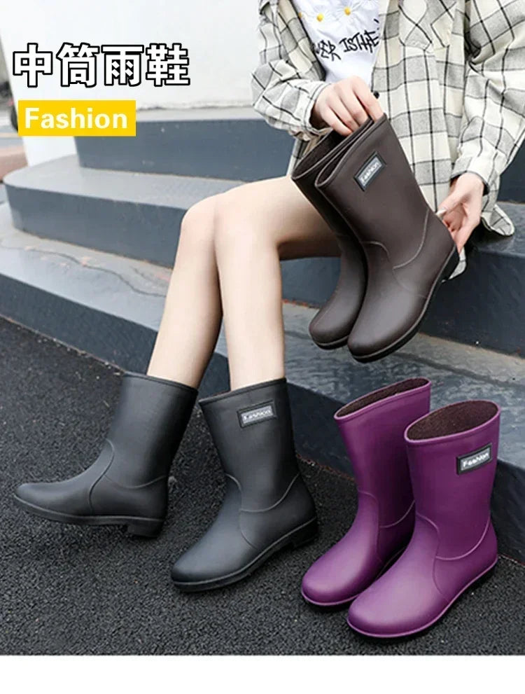 Botas de chuva femininas, fashion para qualquer época do ano, impermeável e antiderrapante de borracha e por dentro é forrada.