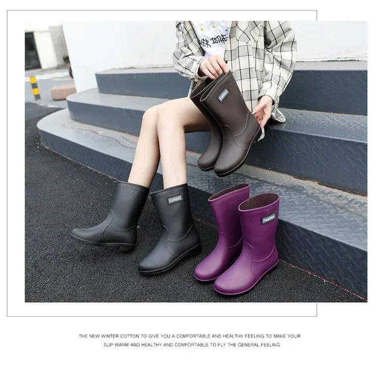 Botas de chuva femininas, fashion para qualquer época do ano, impermeável e antiderrapante de borracha e por dentro é forrada.