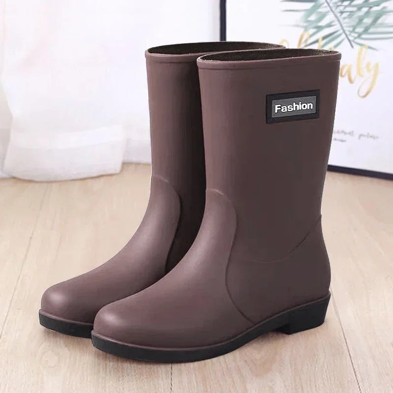 Botas de chuva femininas, fashion para qualquer época do ano, impermeável e antiderrapante de borracha e por dentro é forrada.