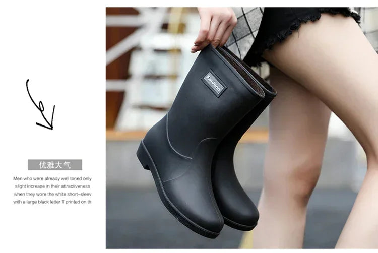 Botas de chuva femininas, fashion para qualquer época do ano, impermeável e antiderrapante de borracha e por dentro é forrada.