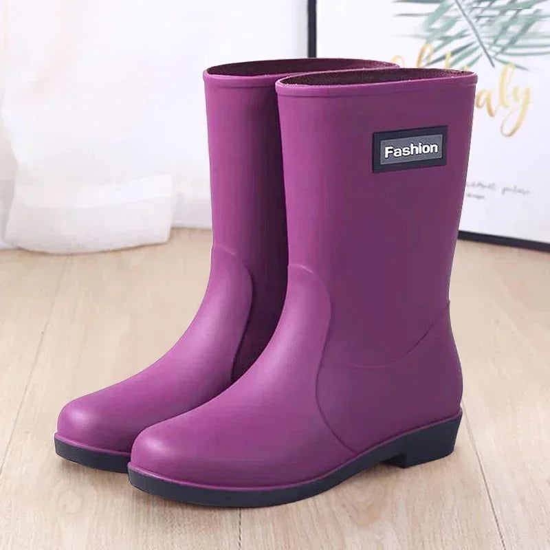 Botas de chuva femininas, fashion para qualquer época do ano, impermeável e antiderrapante de borracha e por dentro é forrada.